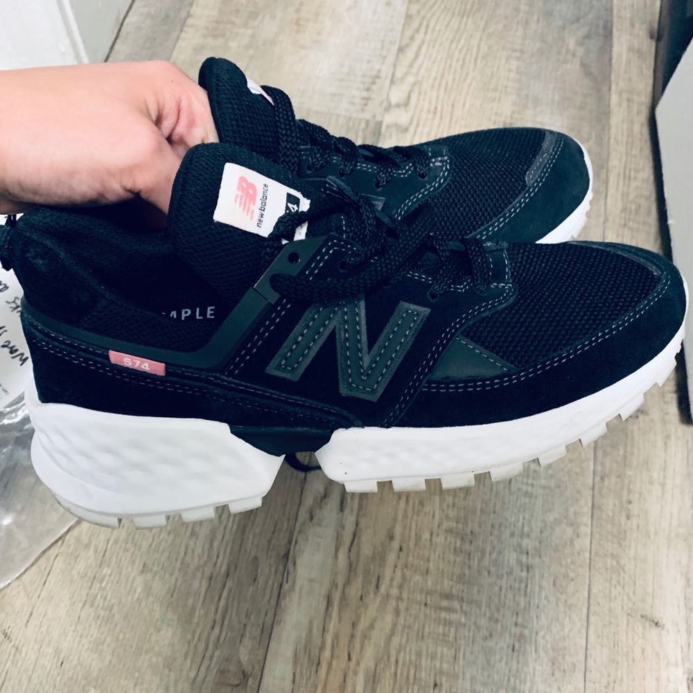 New Balance 574 *RARE Style* (Womens size 7)